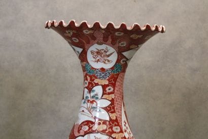 JAPON. Paire de grands vases de forme balustre...
