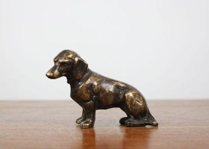 Ecole moderne. Chien de chasse assis, bronze...