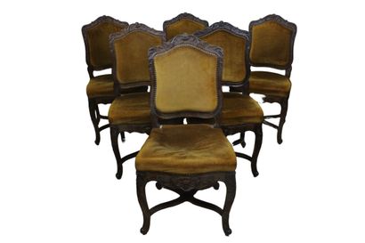Suite de six fauteuils en bois naturel mouluré...