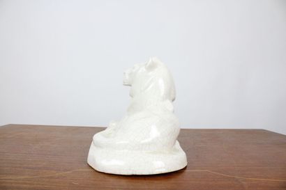 Lion allongé en porcelaine craquelée blanche....