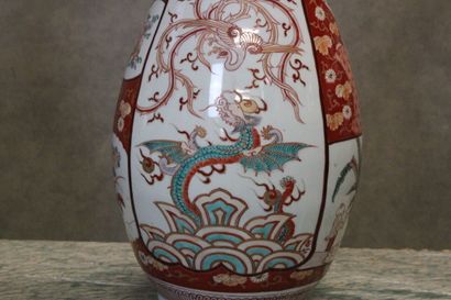 JAPON. Paire de grands vases de forme balustre...