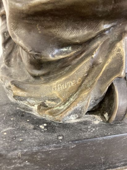 Ecole du XIXe siècle, Femme assise, bronze...