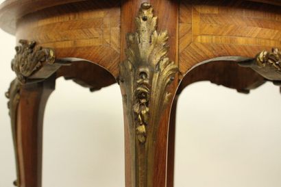 Petite table volante de style Napoléon III...