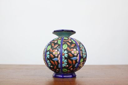 LONGWY
Vase boule à décor de feuillages et...