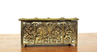 Dans le goût néo-gothique. Coffret en bronze...