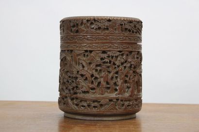 CHINE. Pot couvert cylindrique en bois sculpté...