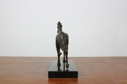 Poulain au galop, bronze, cachet sous le...
