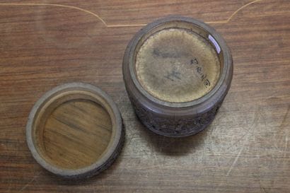 CHINE. Pot couvert cylindrique en bois sculpté...
