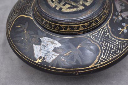 Chine 
CHINE. Boite couverte circulaire en...