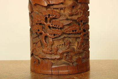 CHINE Pot à pinceaux en bambou sculpté d'un...