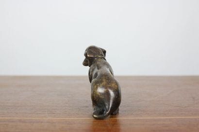Ecole moderne. Chien de chasse assis, bronze...