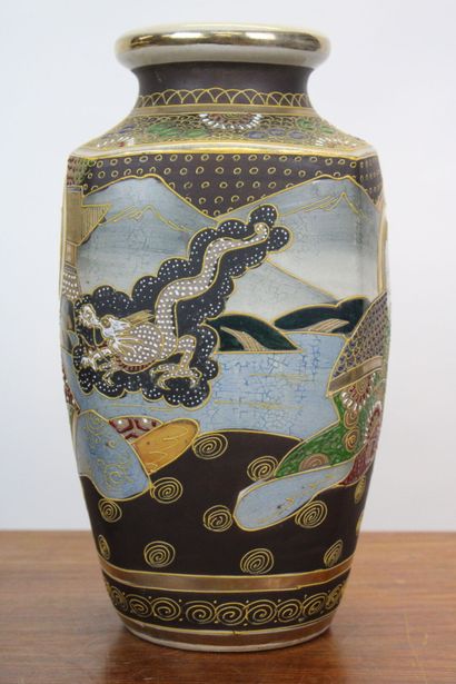 JAPON. Paire de vase satsuma en porcelaine...