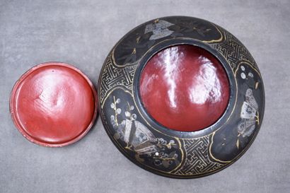 Chine 
CHINE. Boite couverte circulaire en...
