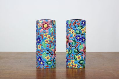 LONGWY.
Paire de vases rouleaux émaillés...
