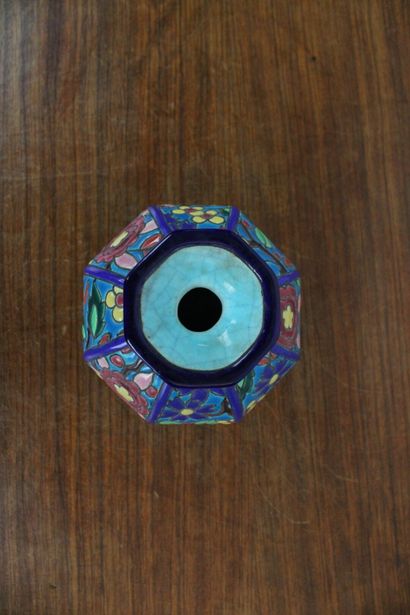 LONGWY
Vase boule à décor de fleurs polychromes...