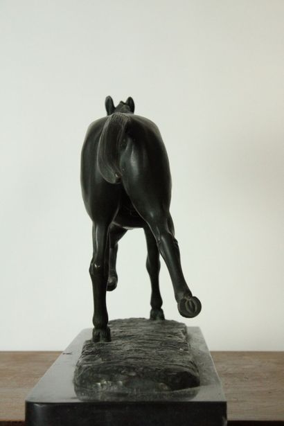 M. LEDUCQ (XXème). Cheval, Épreuve en bronze...