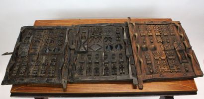 AFRICA. Suite of 3 doors of attics in carved...