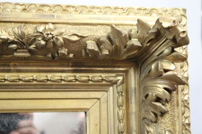 Miroir en bois doré à décor de rinceaux et...