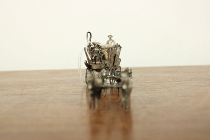 Carrosse tiré par ses quatre chevaux en argent,...