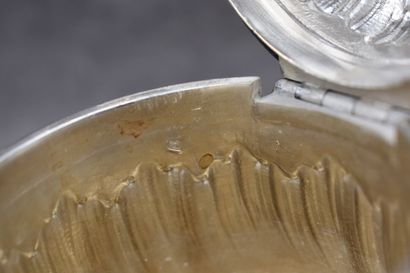 Chocolatière en argent, corps torsadé. Poids...