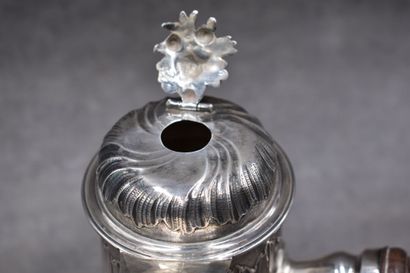 Chocolatière en argent, corps torsadé. Poids...