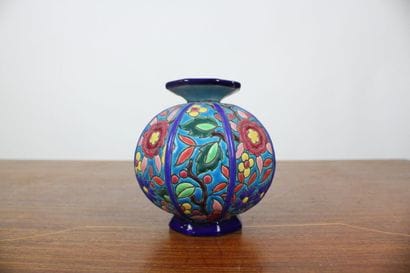 LONGWY
Vase boule à décor de fleurs polychromes...
