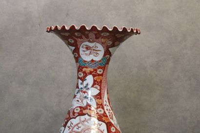 JAPON. Paire de grands vases de forme balustre...