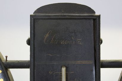 Baromètre en bois noirci et verre églomisé,...