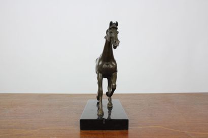 Poulain au galop, bronze, cachet sous le...