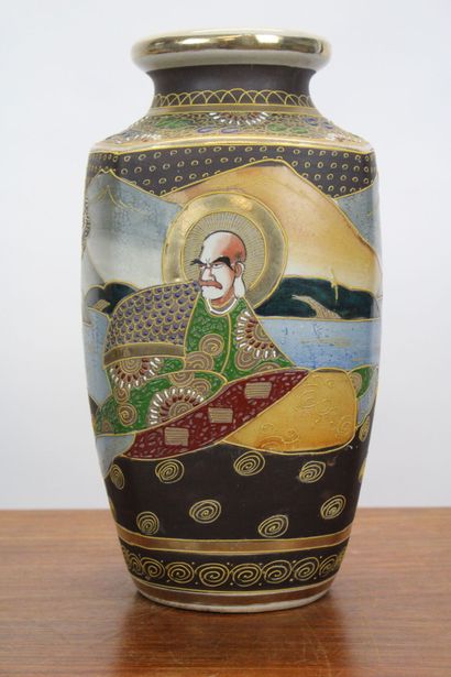 JAPON. Paire de vase satsuma en porcelaine...