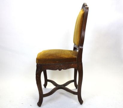 Suite de six fauteuils en bois naturel mouluré...