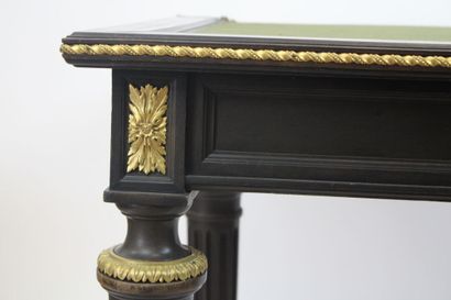 Table à jeux en bois sculpté mouluré aux...