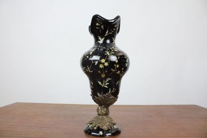 Aiguière en porcelaine craquelée et bronze...