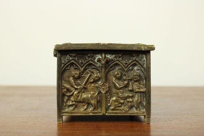 Dans le goût néo-gothique. Coffret en bronze...