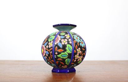 LONGWY
Vase boule à décor de feuillages et...