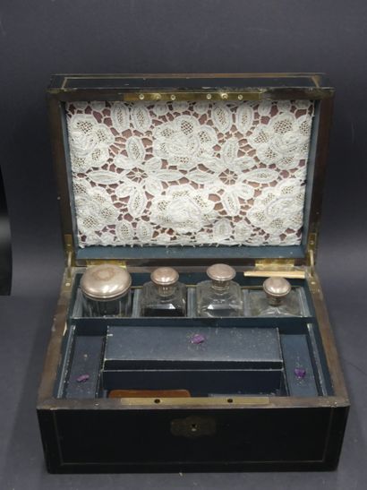 Coffret de toilette pour homme en bois noirci...