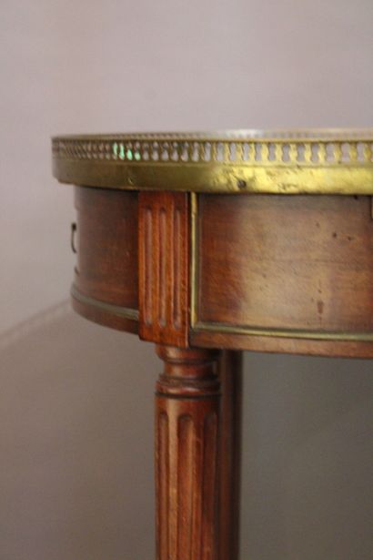 Table bouillotte de style Louis XVI en acajou,...