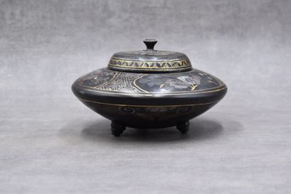 Chine 
CHINE. Boite couverte circulaire en...