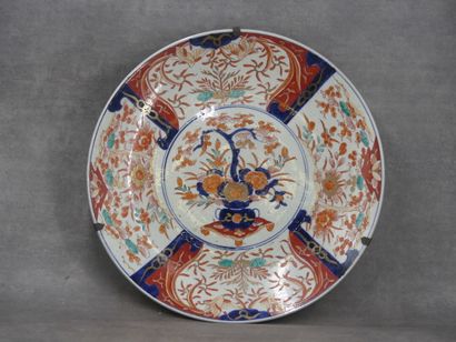 JAPON. Plat en porcelaine Imari à décor de...