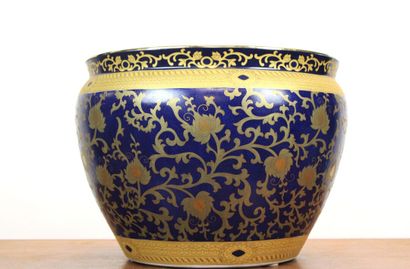 CHINE. Cachet pot en porcelaine émaillée...