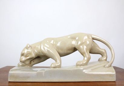 Lionne sur son rocher, céramique craquelée...