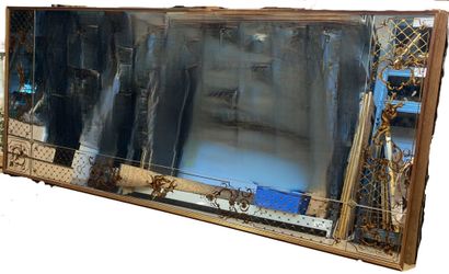 Important miroir rectangulaire en bois doré...