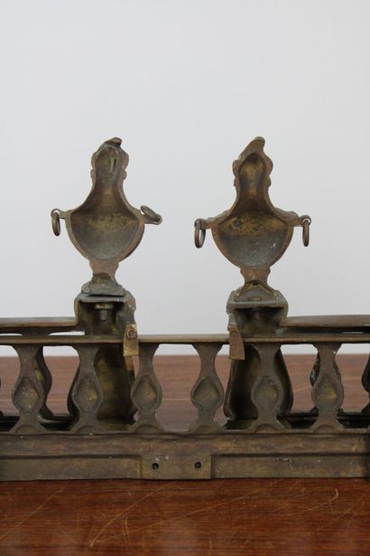 Devanture de foyer en bronze, à décor de...
