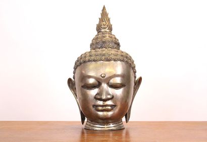 THAILANDE. Tête d'une divinité en laiton...