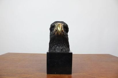 Tête d'aigle, bronze à patine brune et doré,...