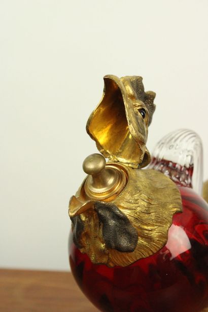 Importante aiguière en bronze doré et cristal...