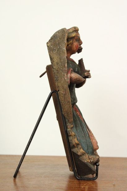 Ange sonnant de la trompette en bois sculpté...