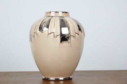 Vase boule en porcelaine craquelée à décor...