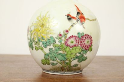 CHINE. Vase boule à col en porcelaine blanche...