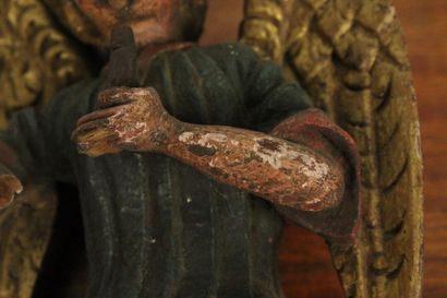 Ange sonnant de la trompette en bois sculpté...
